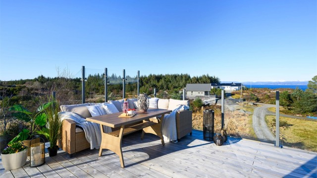 Tomten er svært solrik og man har flere uteplasser å nyte.