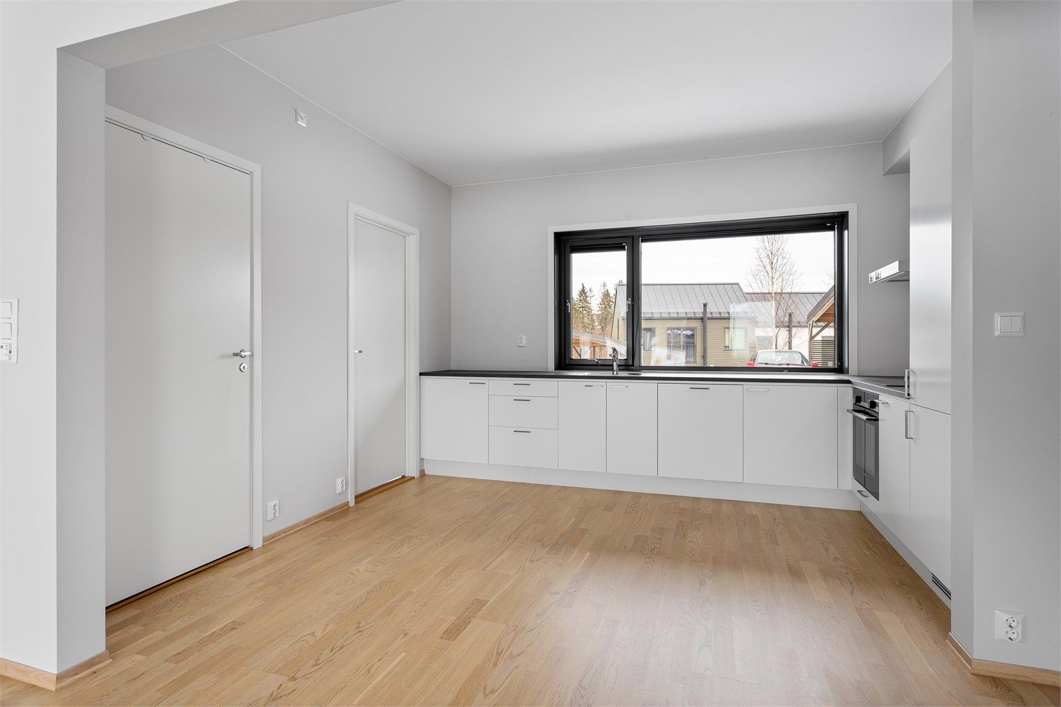 Automatisk vannstopper med fuktsensor på kjøkkenet gir ekstra trygghet.