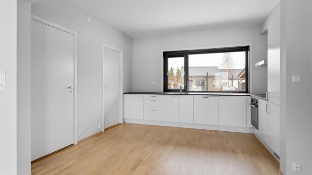 Automatisk vannstopper med fuktsensor på kjøkkenet gir ekstra trygghet.