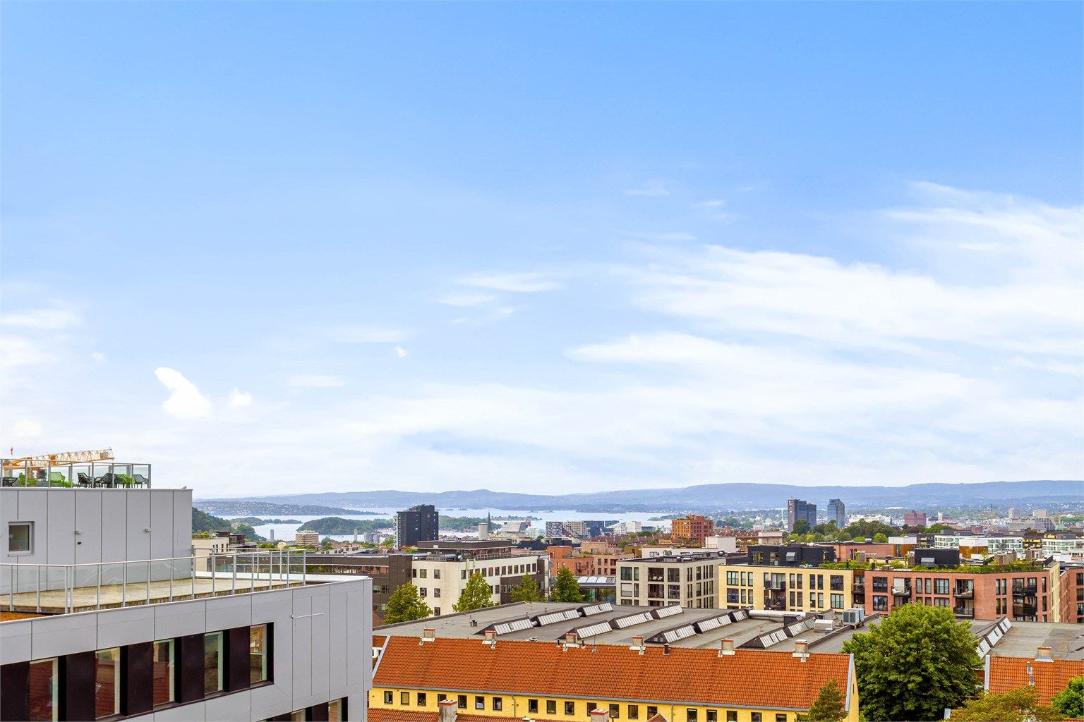 Fra den felles takterrassen er det luftig utsikt over nærområdet, med glimt mot Oslofjorden i horisonten.