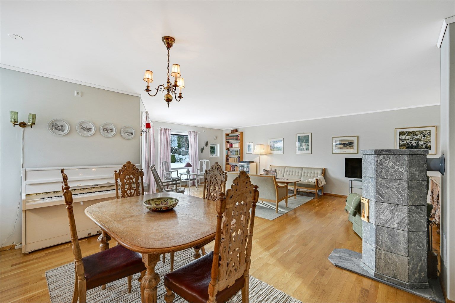 Her er det god plass til kjøkkenbord og stoler, som skaper en naturlig og hyggelig overgang mellom kjøkken og stue.