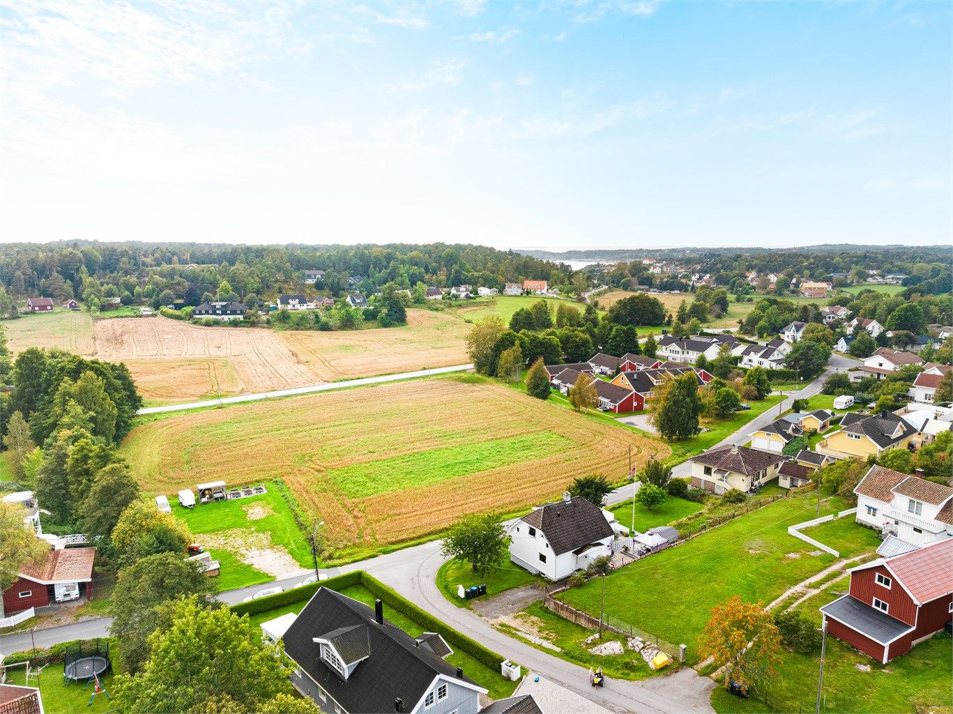 Det umiddelbare nabolaget rundt eiendommen er veletablert og inkluderer noen av de eldste boligene i området.