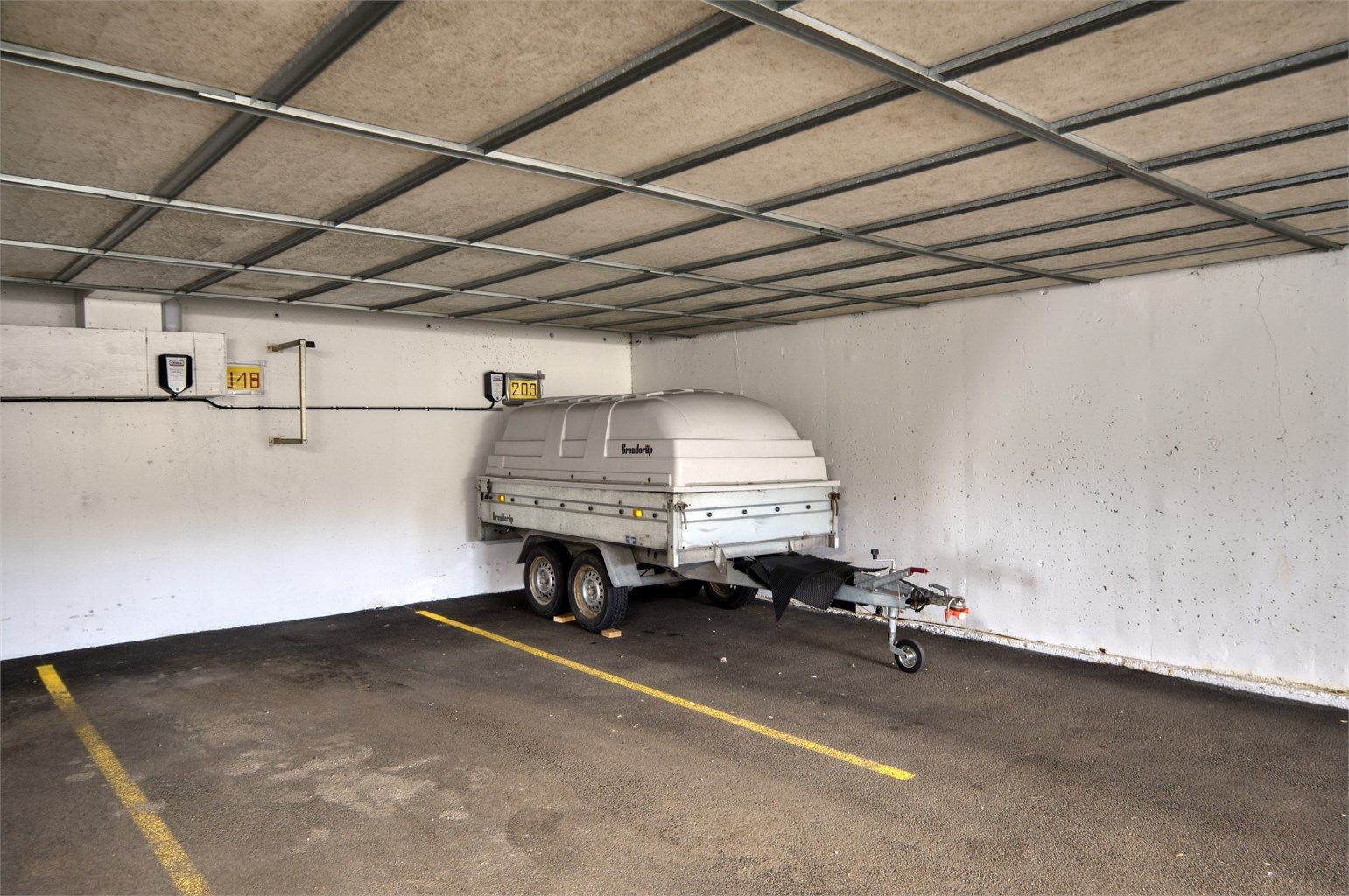 Fast parkeringsplass (nr. 209) i felles garasjeanlegg med installert elbillader.