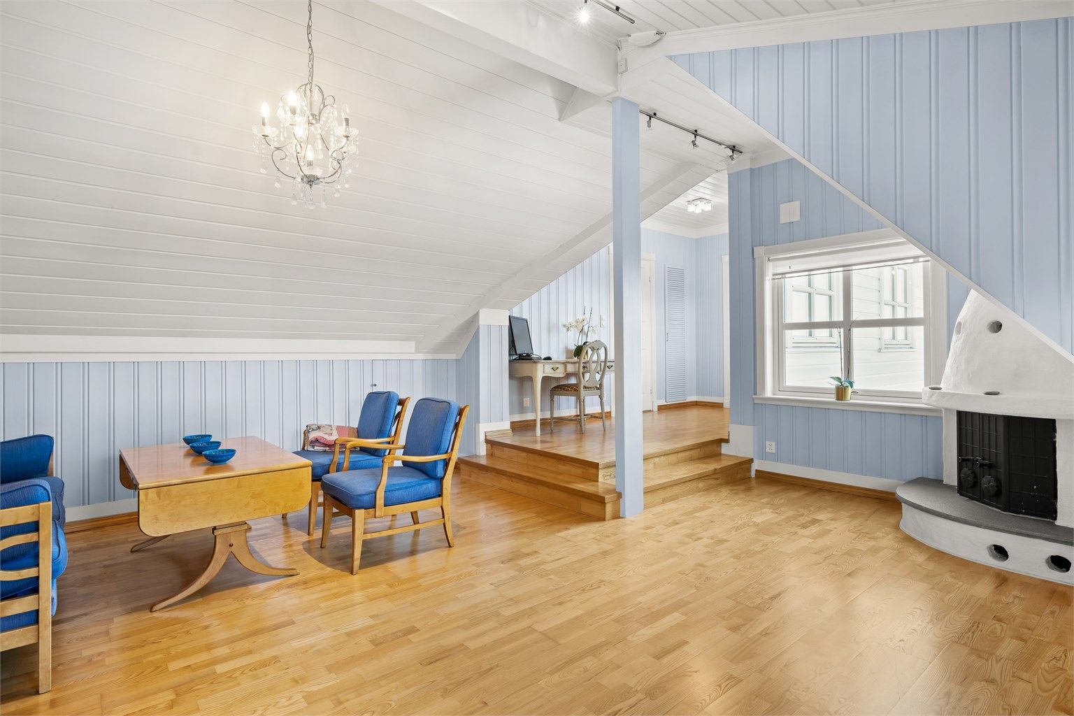 Romslig stue med peis