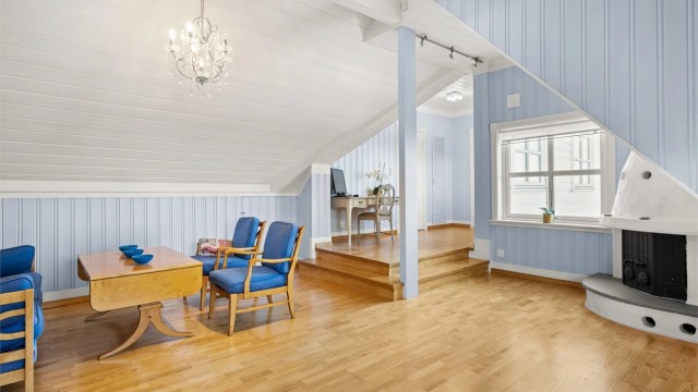 Romslig stue med peis