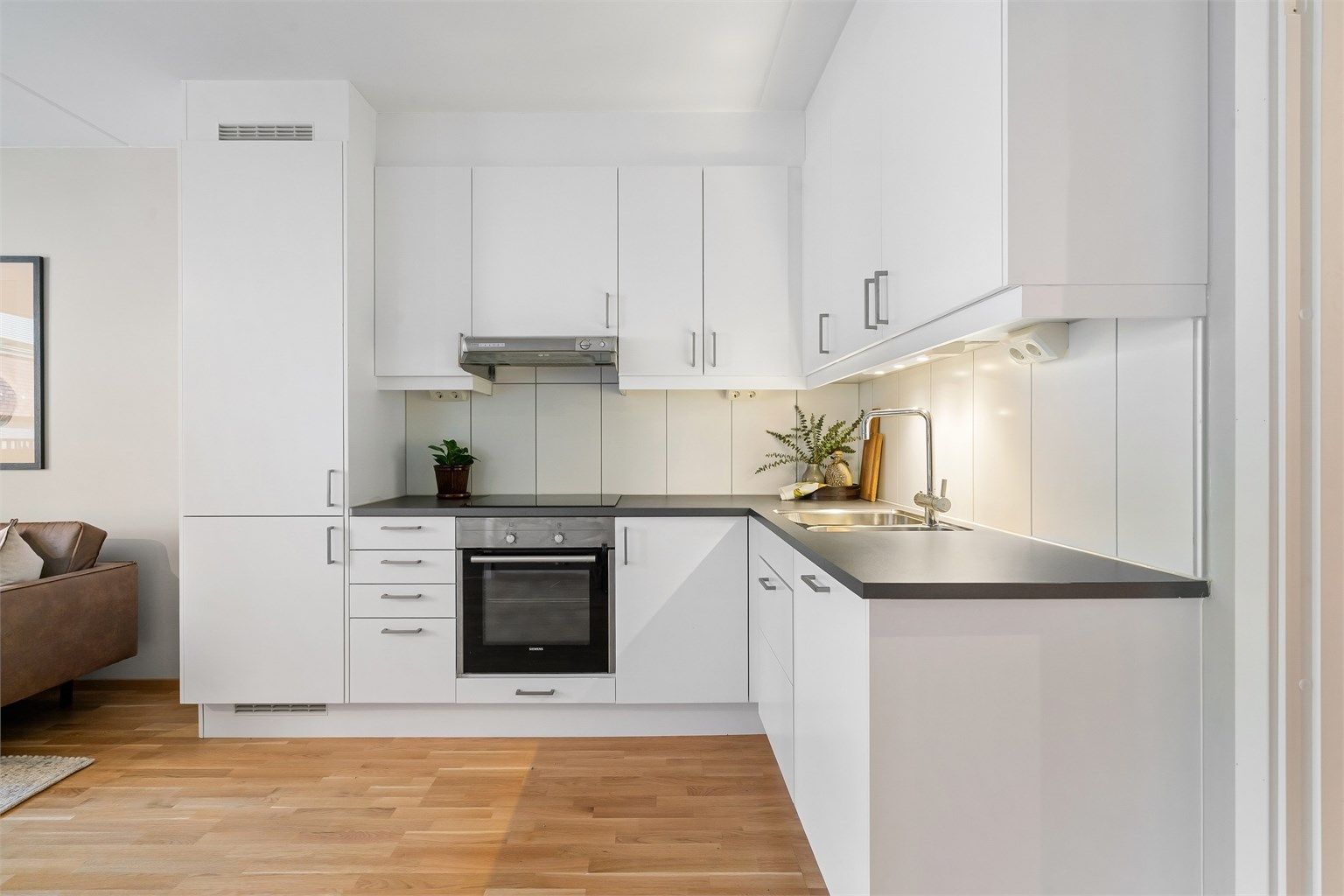 Kjøkkenet er utstyrt med integrert stekeovn, platetopp, oppvaskmaskin og kjøleskap. Automatisk vannstopper gir ekstra trygghet.