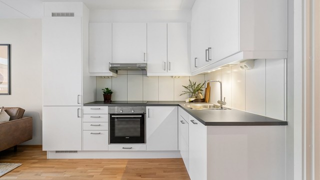 Kjøkkenet er utstyrt med integrert stekeovn, platetopp, oppvaskmaskin og kjøleskap. Automatisk vannstopper gir ekstra trygghet.