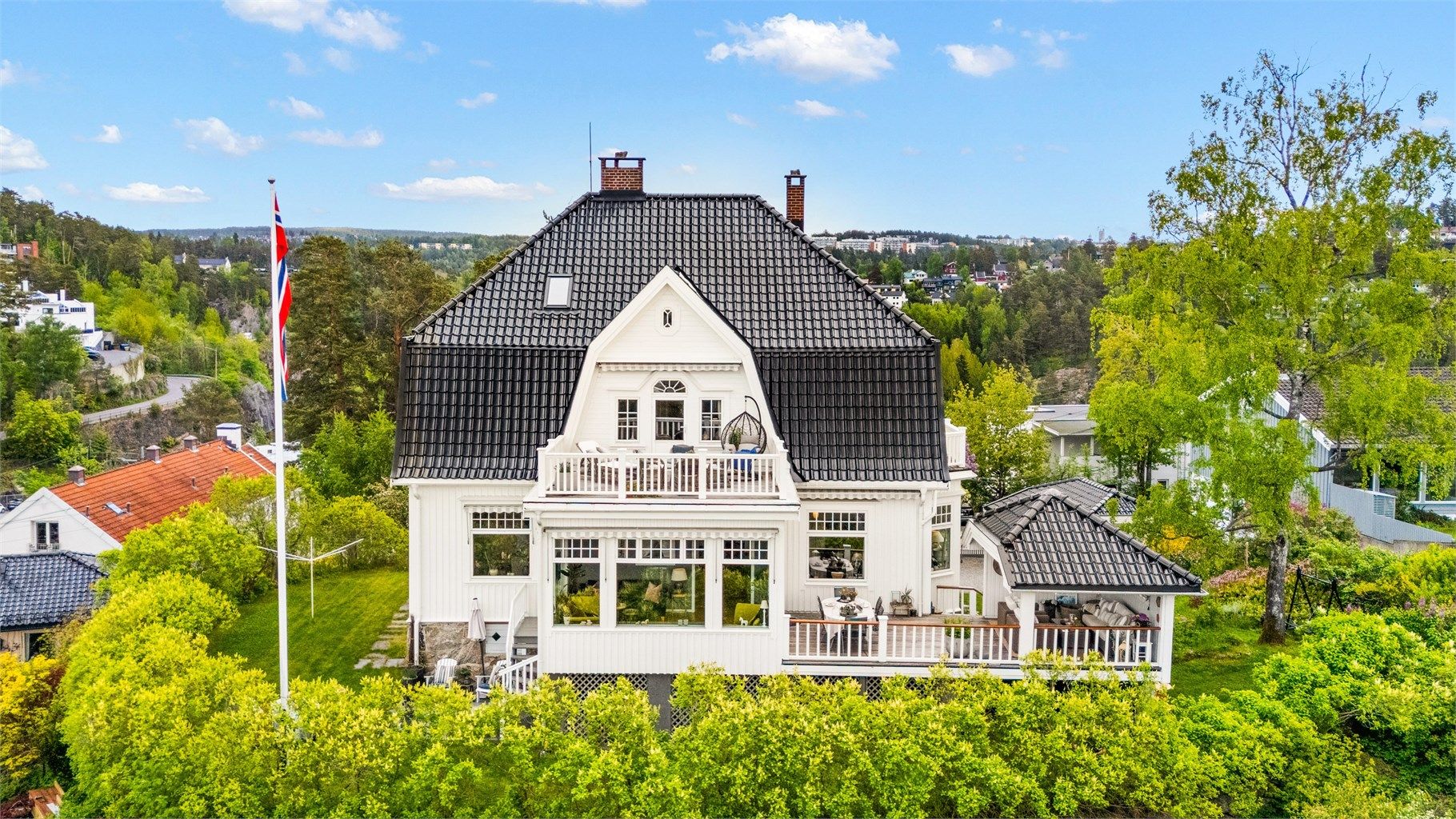 Eiendommen har en unik beliggenhet på toppen av en kolle