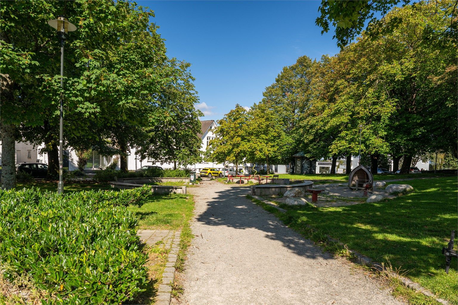 Det er flere parker og grøntområder rett i nabolaget, dette er Vår Frues plass rett ved Hetlandskirken