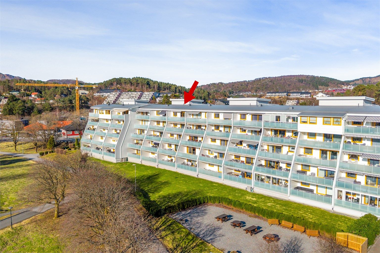 Barkaleitet 3 har en tilbaketrukket men likevel sentral plassering i Åsane. Det er gangavstand til Kiwi Rolland, Thon Senter Åsane, Horisont og kollektivtransport.