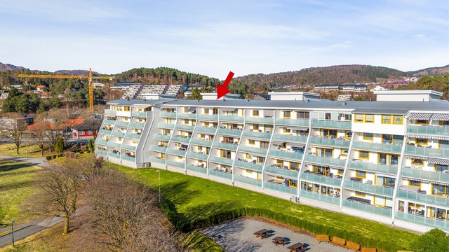 Barkaleitet 3 har en tilbaketrukket men likevel sentral plassering i Åsane. Det er gangavstand til Kiwi Rolland, Thon Senter Åsane, Horisont og kollektivtransport.