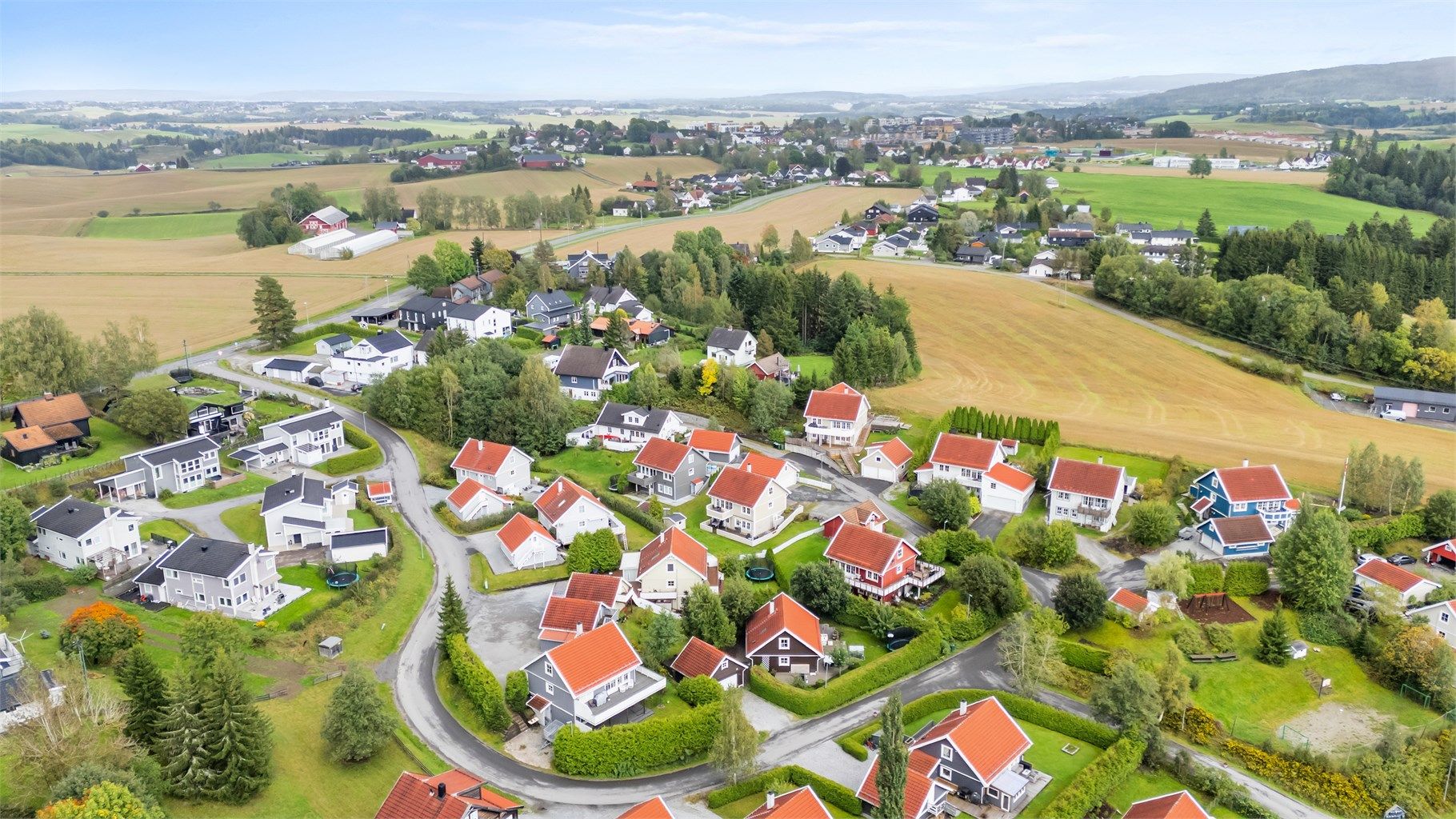 Boligen ligger i et rolig og barnevennlig boligfelt like utenfor Ask sentrum i Gjedrum.