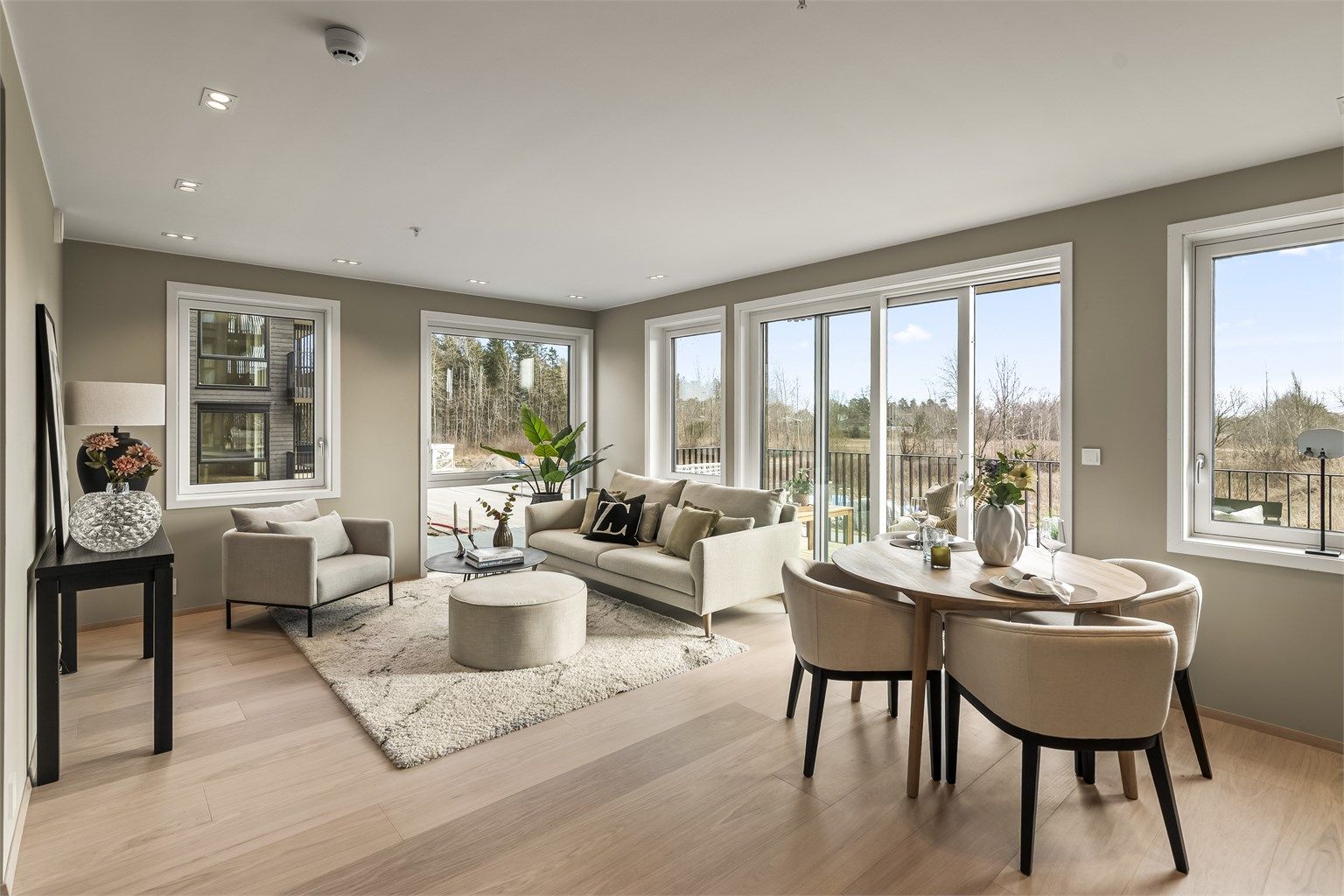 Lys stue med spotter i taket og varme i gulvet