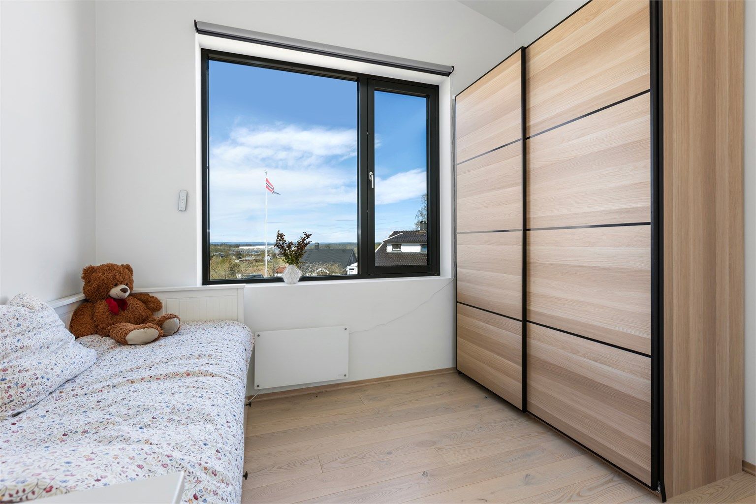 To av soverommene er utstyrt med en romslig skyvedørsgarderobe.