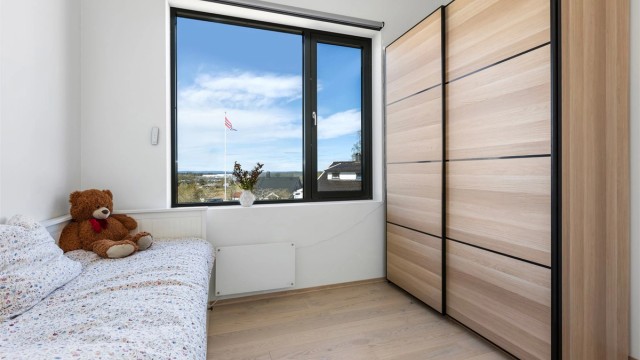To av soverommene er utstyrt med en romslig skyvedørsgarderobe.