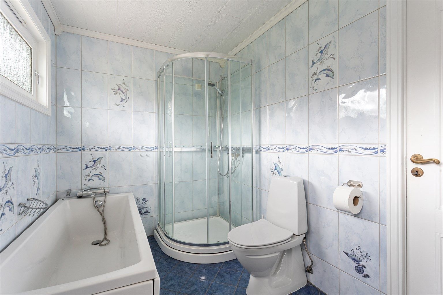 Badet er utstyrt med både dusjkabinett og badekar samt gulvstående toalett.