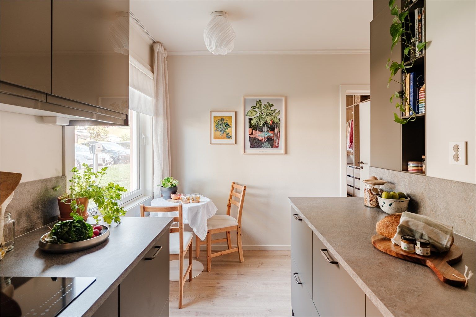  Over benken er det montert backsplash i samme utførelse som benkeplate