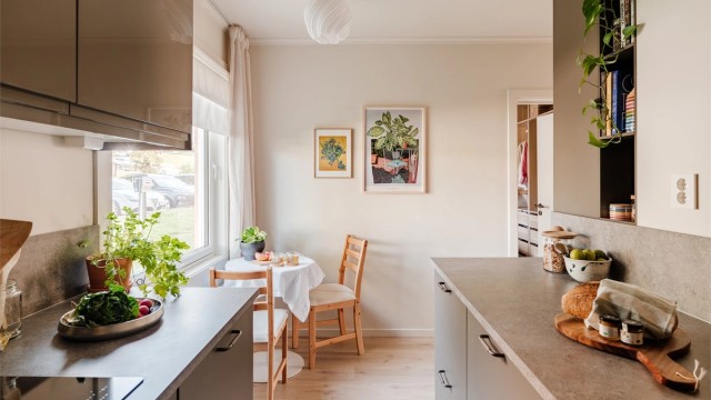 Over benken er det montert backsplash i samme utførelse som benkeplate