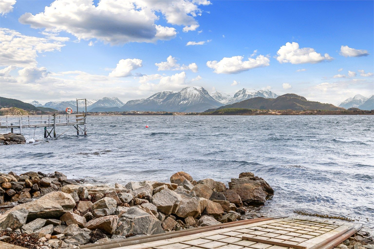 Fantastisk utsikt mot Borgundfjorden og Sunnmørsfjella 