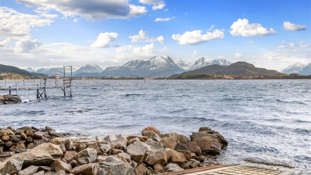 Fantastisk utsikt mot Borgundfjorden og Sunnmørsfjella