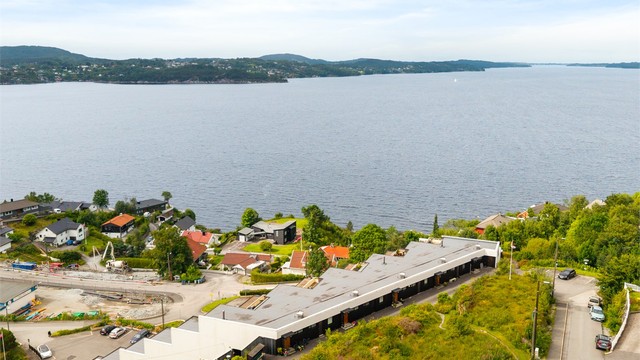 I nærområdet er det flere fine turområder som bla. turstier opp til Nordgardsfjellet, Tellevikfjellet, Høgstefjellet og Geitanuken, samt kort avstand til badeplass ved Toppesanden.