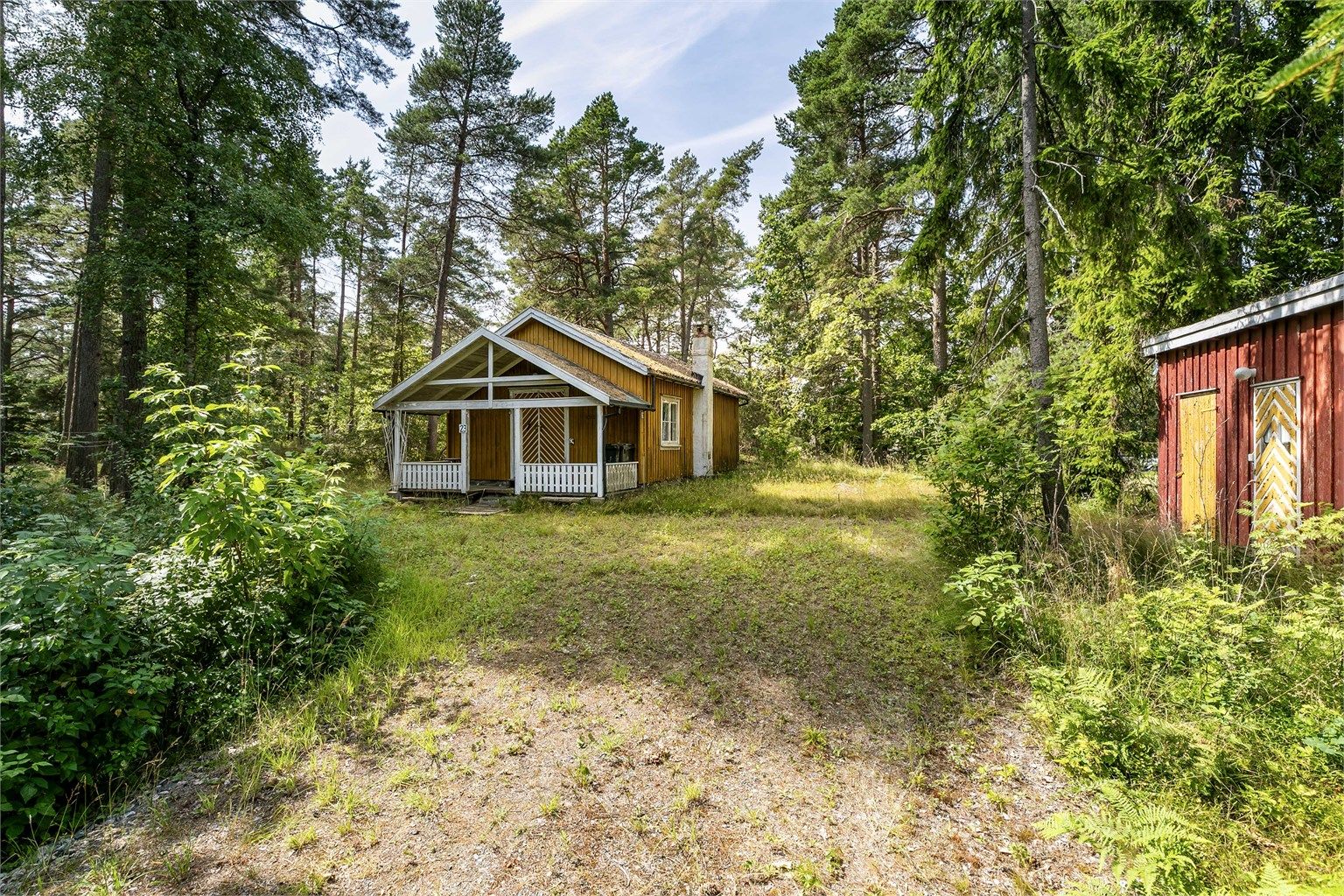 Biloppstillingsmuligheter er det mange av på tomten.