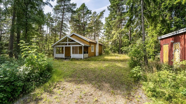 Biloppstillingsmuligheter er det mange av på tomten.