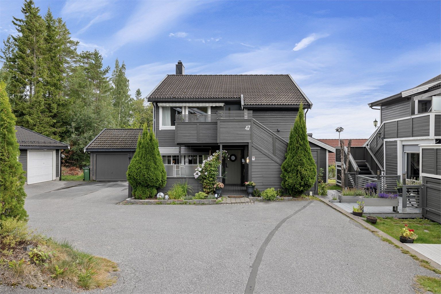 Boligen ligger i 2.etg. med to balkonger, hage samt garasje. 