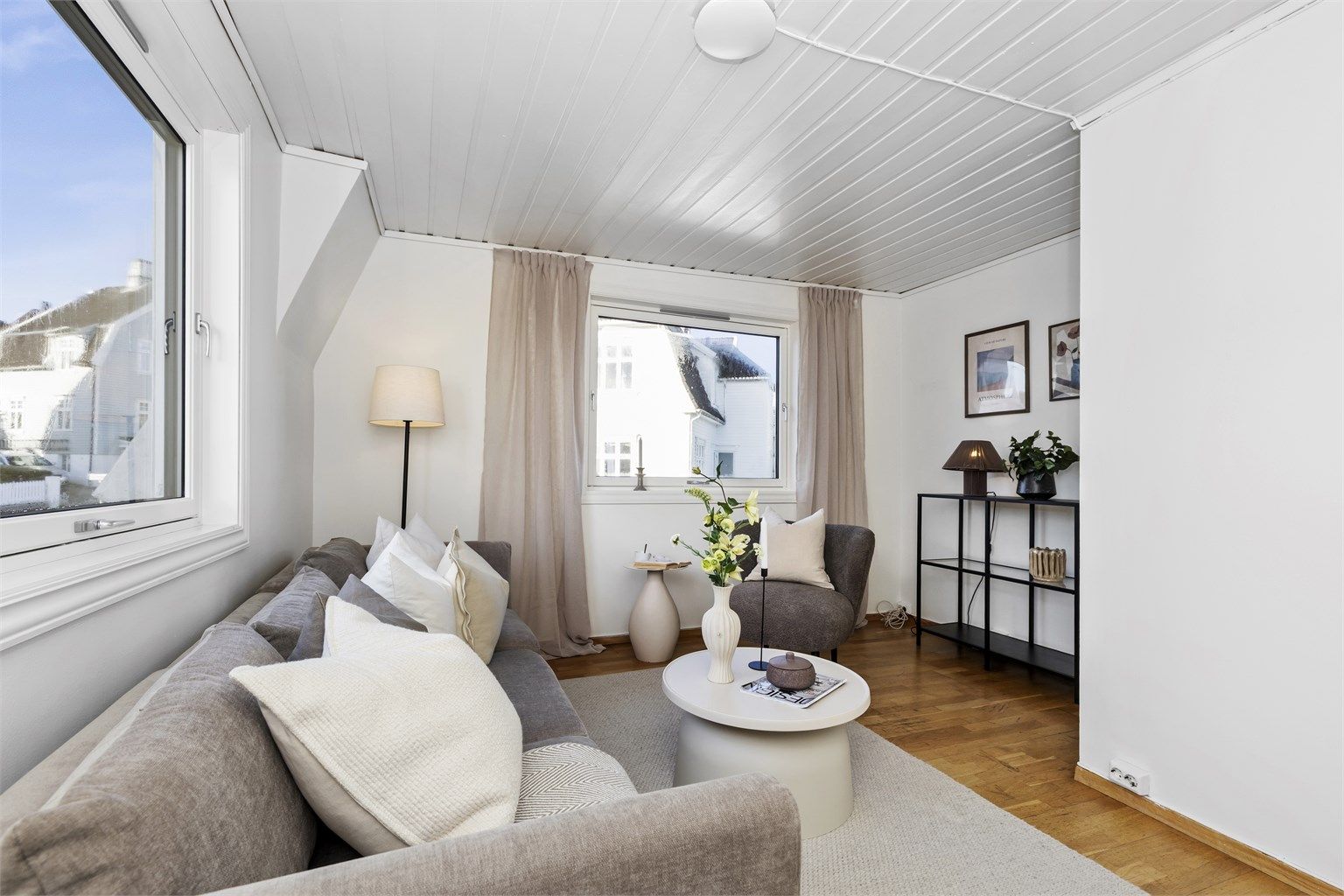 Vinduer fra to sider slipper inn godt med dagslys i stuen.