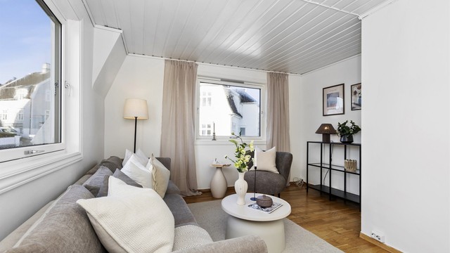 Vinduer fra to sider slipper inn godt med dagslys i stuen.