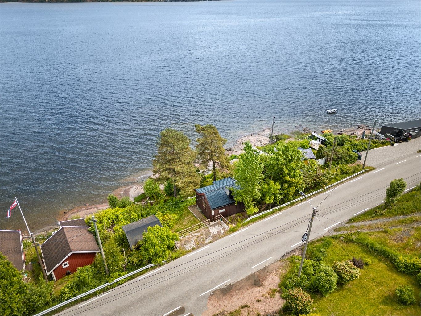 På tomten er det også en utedo og to redskapsboder.