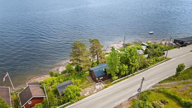 På tomten er det også en utedo og to redskapsboder.
