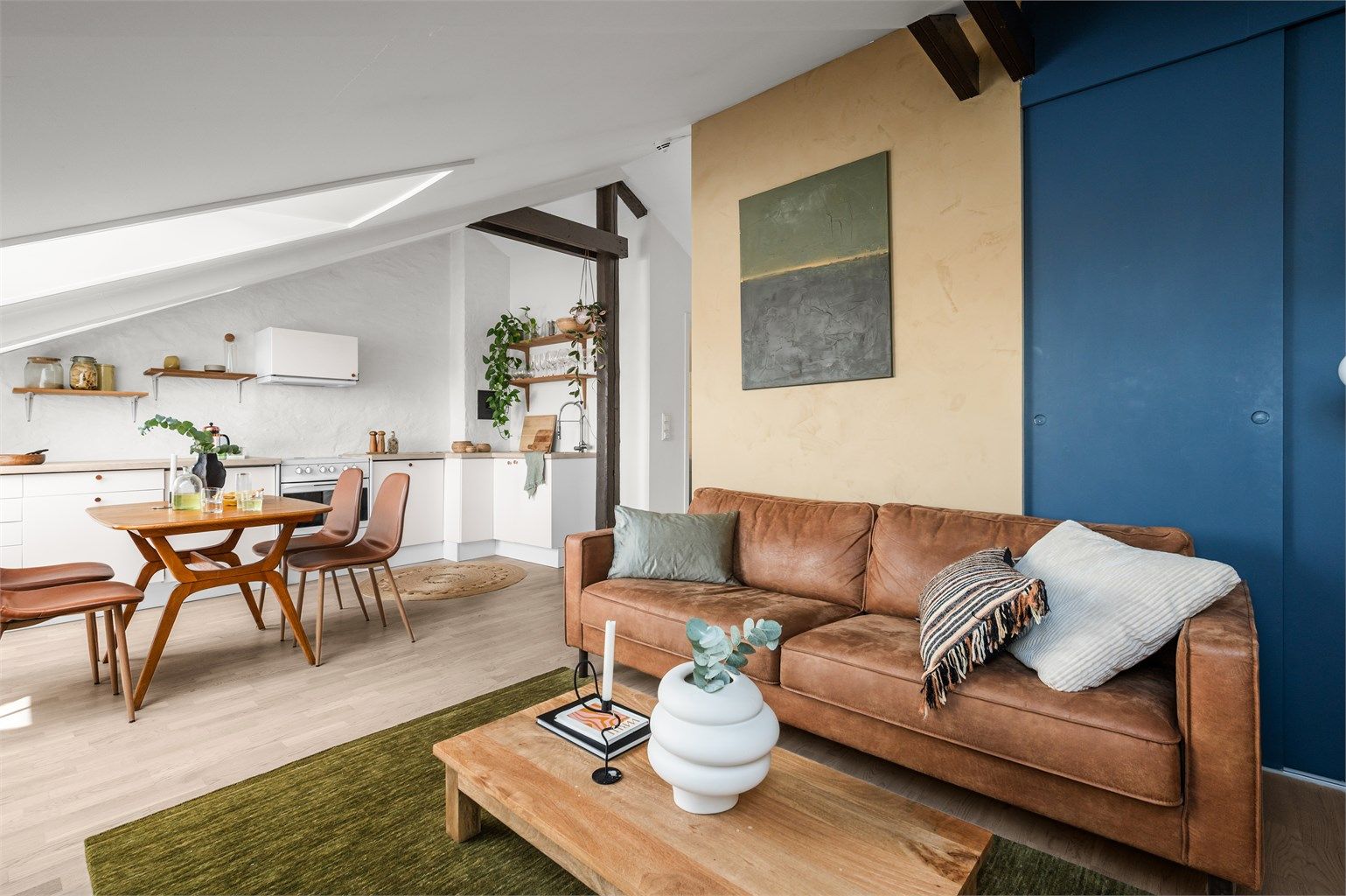 Loftsleilighet med en takhøyde på over 3 meter og sjarmerende, synlige bjelker. Foto: Peter Futo v/Kreativ Mango AS