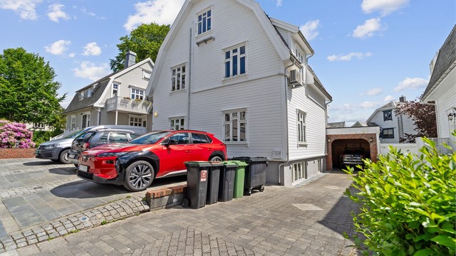 Eiendommen ligger sentralt på Storhaug, med gangavstand til Stavanger sentrum og alle servicetilbud.