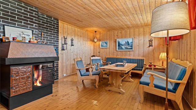 Innredet kjellerstue er byggemeldt som hobbyrom, men brukt som kjellerstue i alle år. (Ikke bruksendret til varig oppholdsrom)