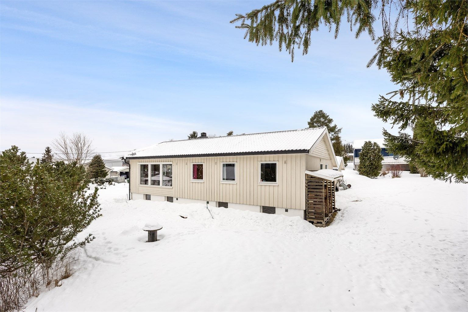 Fra stuen er det utgang til hagen via en tofløyet terrassedør fra 2018.