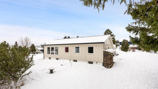 Fra stuen er det utgang til hagen via en tofløyet terrassedør fra 2018.