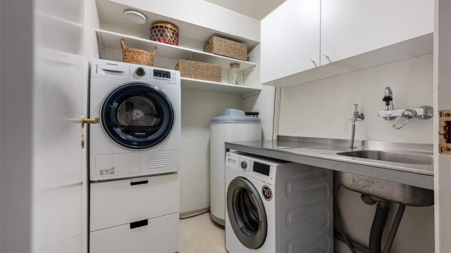 Det er romslig og praktisk vaskerom med plass til både vaskemaskin og tørketrommel. Oppbevaring i skap. Et meget smart og herlig rom. Belegg på gulv.
