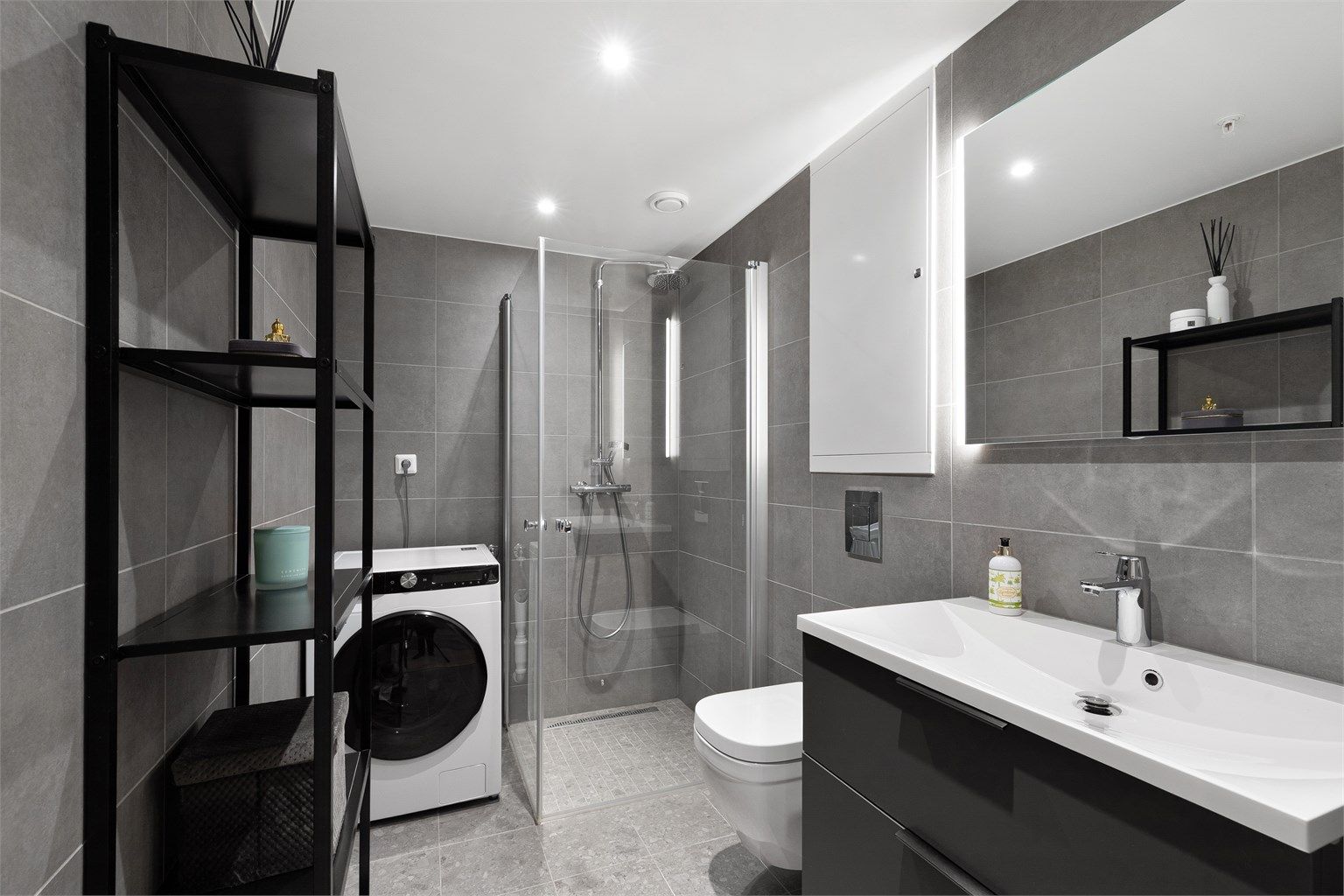 Lekkert bad med pene fliser, armatur og baderomsmøbler