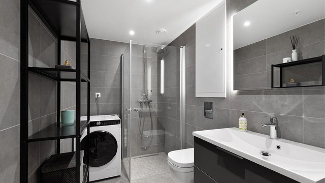 Lekkert bad med pene fliser, armatur og baderomsmøbler