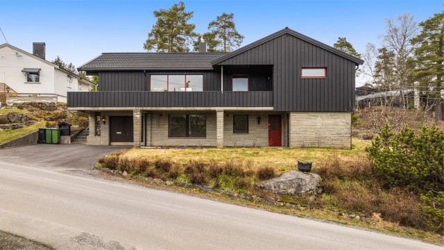 Huset har en flott plassering på tomten med gode sol- og utsiktsforhold.