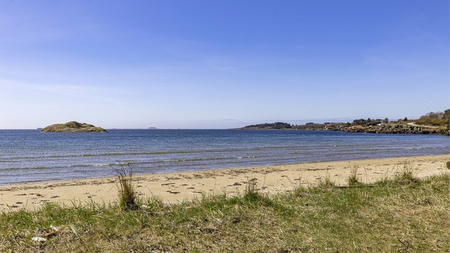 Fra leiligheten er det kun en kort spasertur ned til vakre Vistestranda.