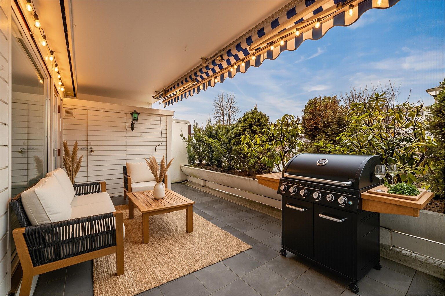 Stor terrasse på ca. 15 m2 med utgang fra stuen. 