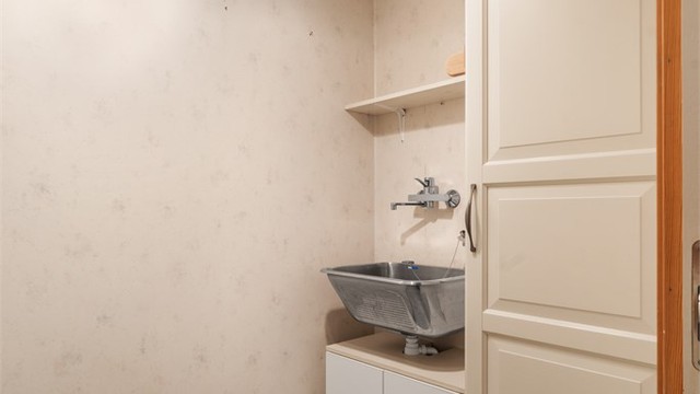 Eget vaskerom med utslagsvask og opplegg for vaskemaskin.