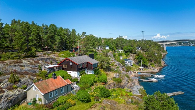 Eiendommen består av to boliger - og brygge med flere båtplasser.