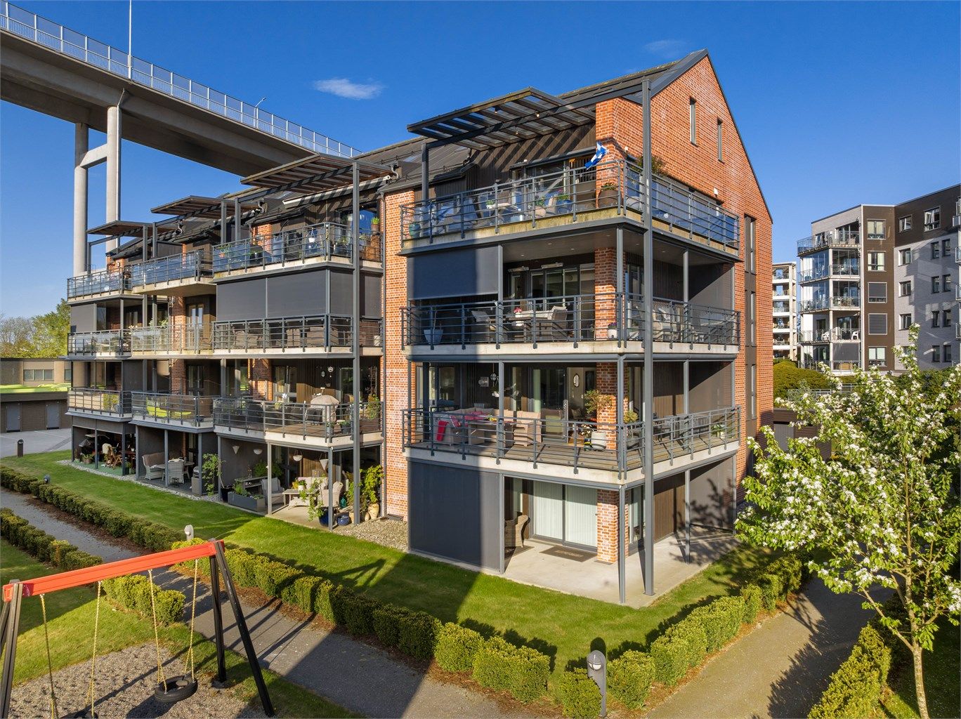 Leiligheten er gjennomgående og ligger i sørvestre hjørne av andre etasje. Dette er etasjens beste plassering når utsikt og solforhold vektlegges.