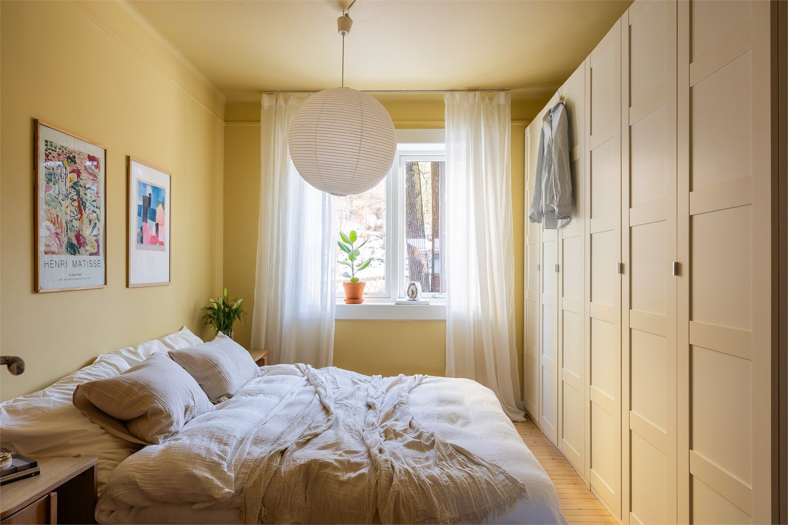 Hovedsoverommet er av god størrelse og kan enkelt innredes med dobbeltseng og tilhørende nattbord.