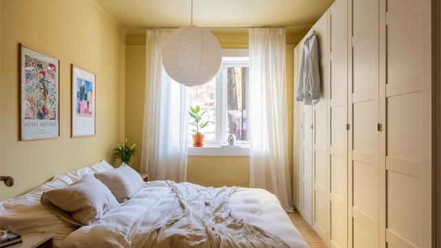 Hovedsoverommet er av god størrelse og kan enkelt innredes med dobbeltseng og tilhørende nattbord.