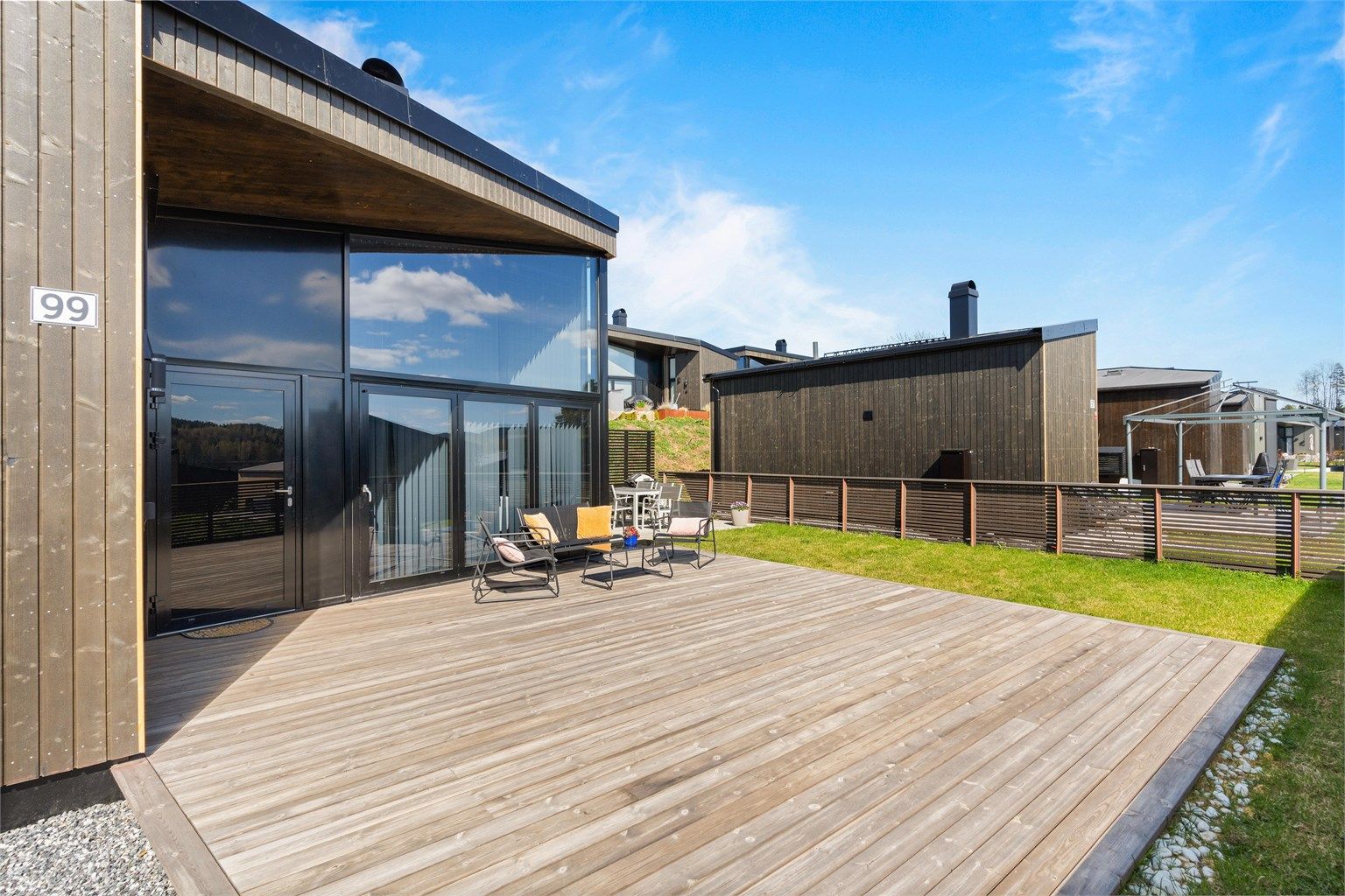 Terrasse med gjerde i samme materiale og kvalitet. 