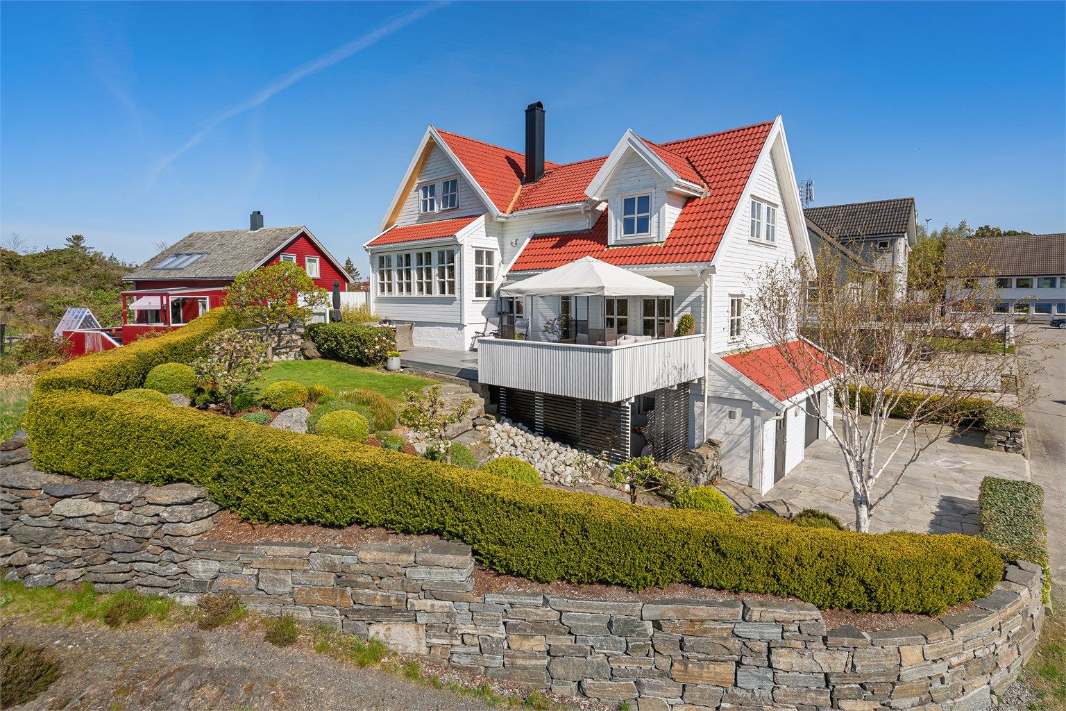 Eiendmmen er omkranset av vakre, lødde murer